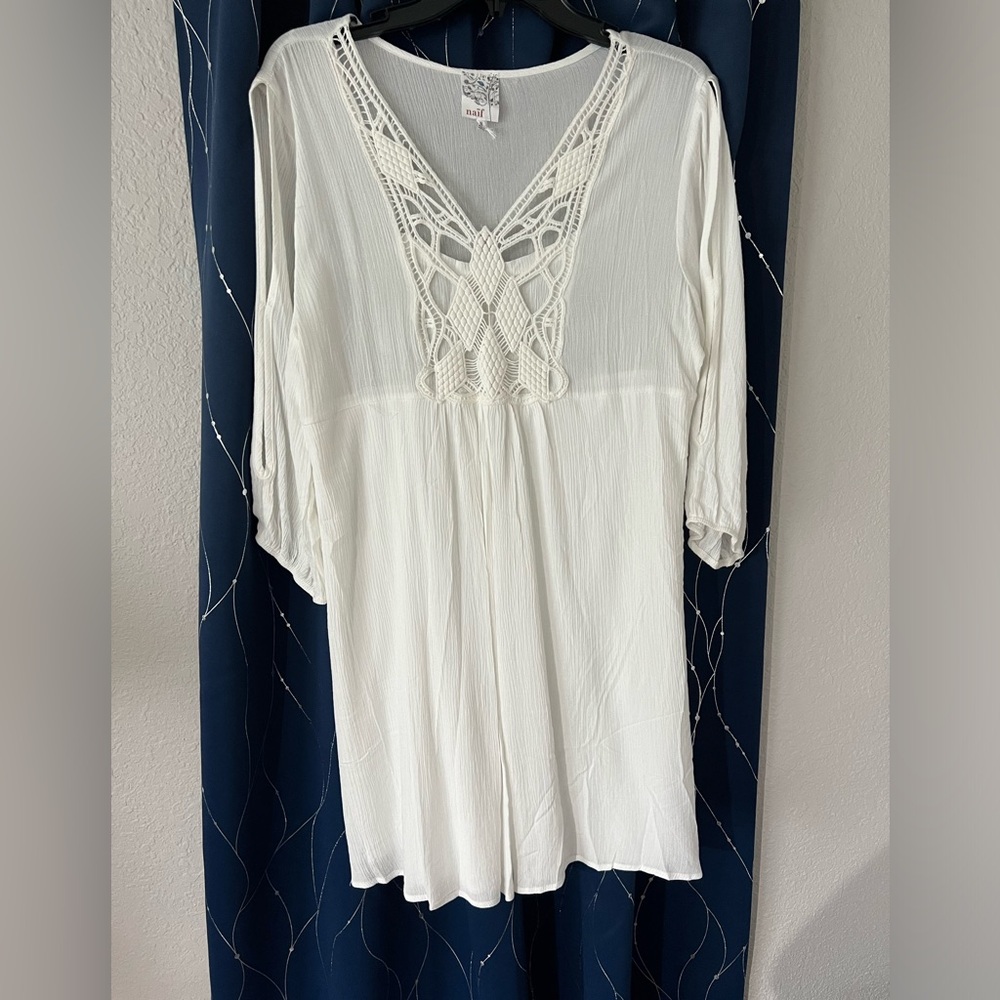 Naïf white casual dress. Open sleeve.